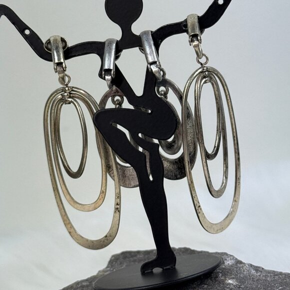 Vintage Pair of Silver Tone Oval Mod Gogo Disco Clip-on Earrings - Picture 3 of 7